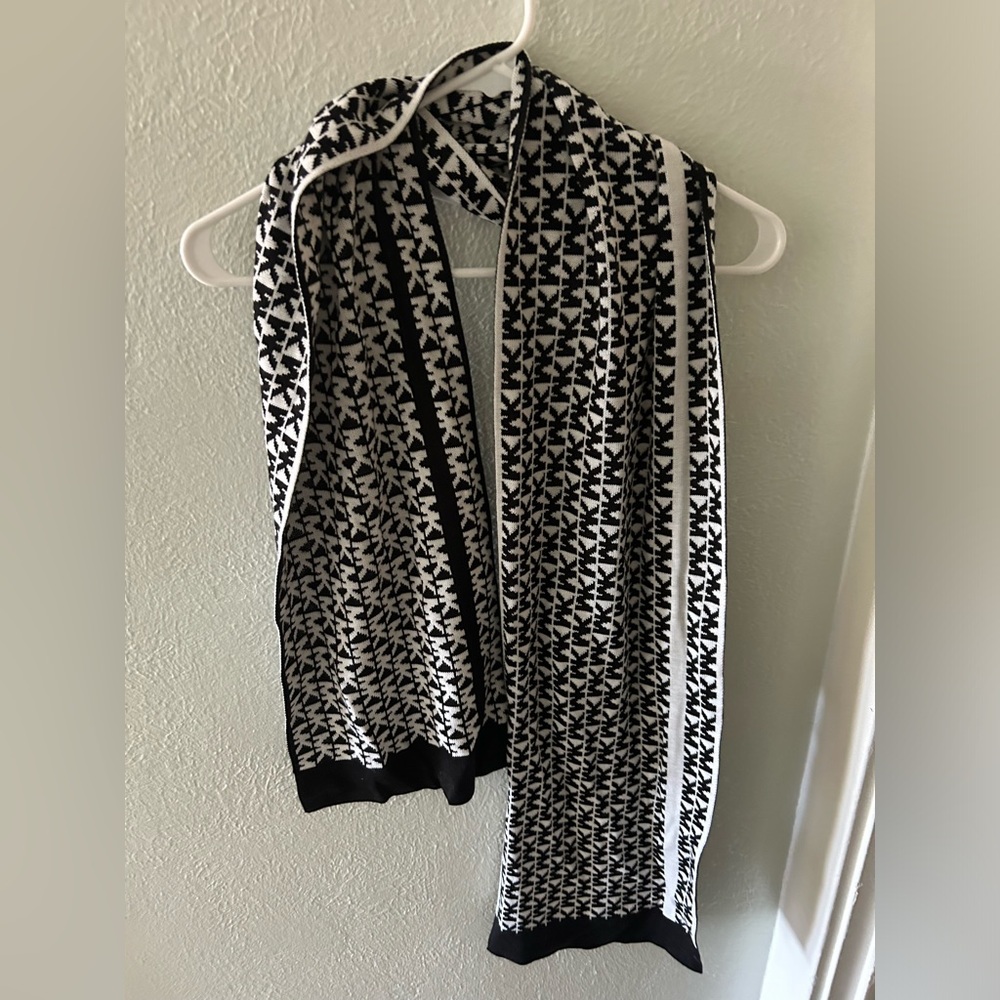 Michael Kors Scarf in Black & White